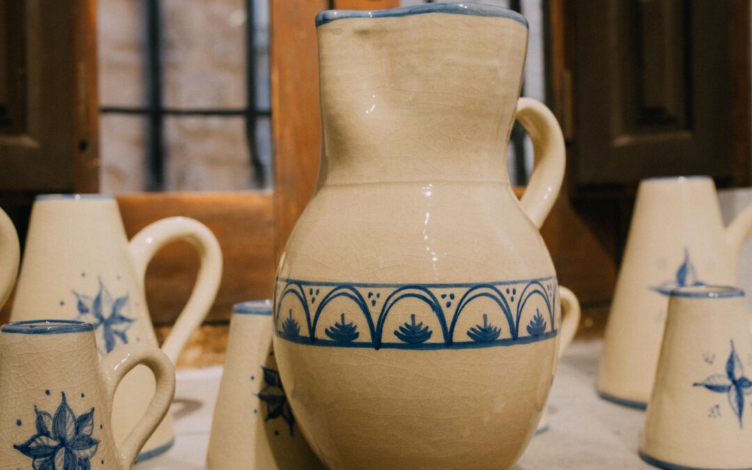 El azul cobalto y los diseños geométricos o vegetales, características que definen la cerámica baezana tradicional