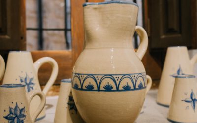 El azul cobalto y los diseños geométricos o vegetales, características que definen la cerámica baezana tradicional