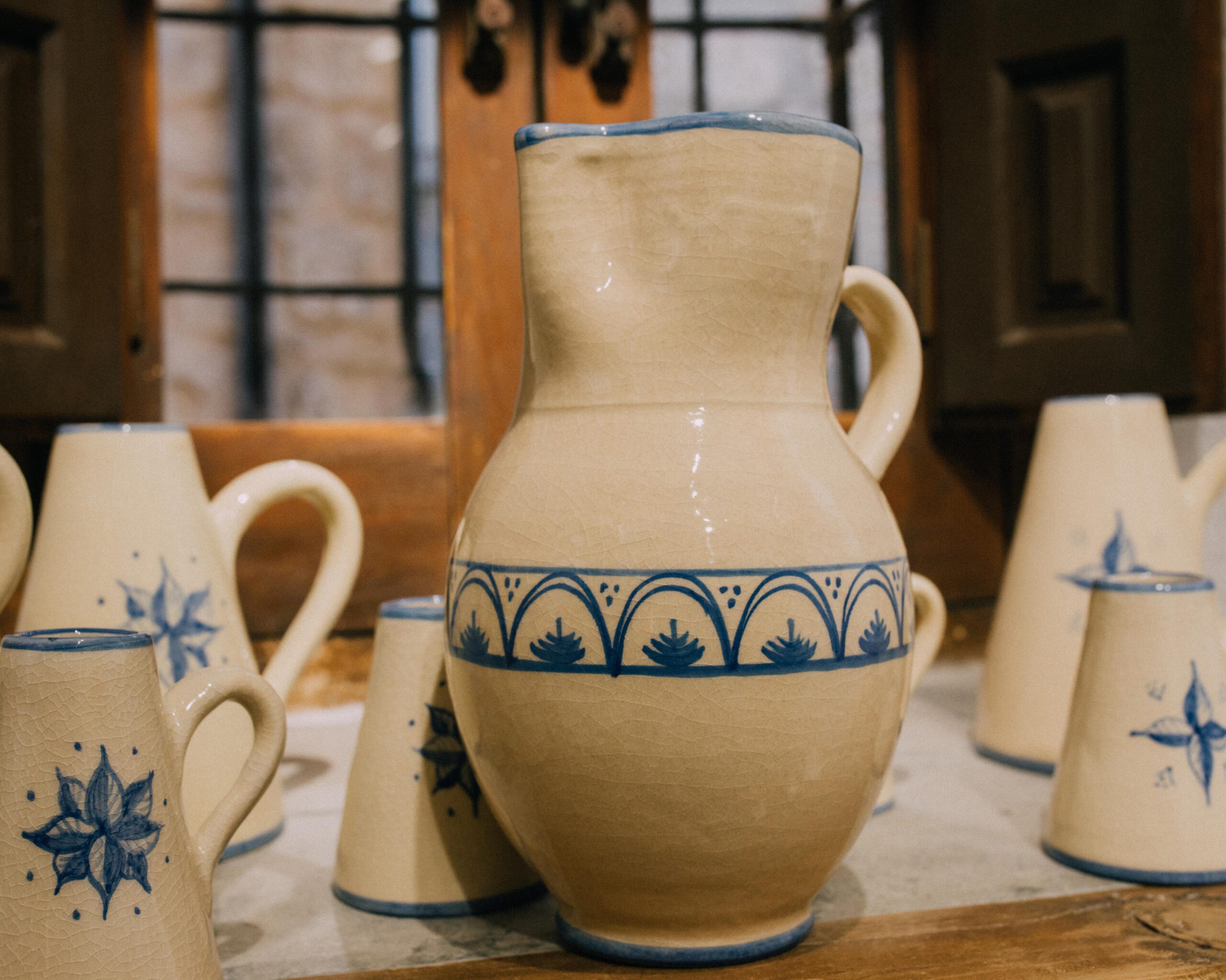 <strong>El azul cobalto y los diseños geométricos o vegetales, características que definen la cerámica baezana tradicional</strong>